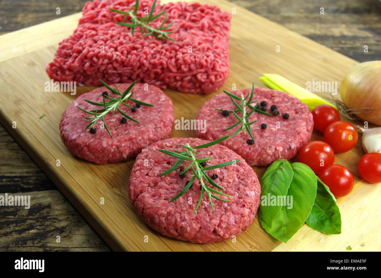 rohes Hackfleisch Fleisch mit Zwiebeln und Tomaten Stockfoto