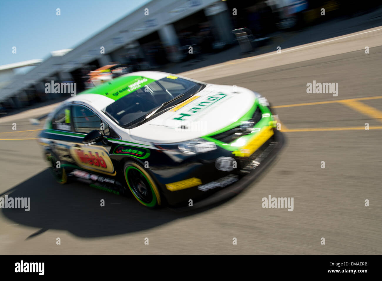 Donington Park, Castle Donington, Vereinigtes Königreich. 18. April 2015. Simon Belcher und handliche Motorsport Toyota Avensis Laufwerke während der Dunlop MSA British Touring Car Championship Qualifikation Session in Donington Park. Bildnachweis: Gergo Toth/Alamy Live-Nachrichten Stockfoto