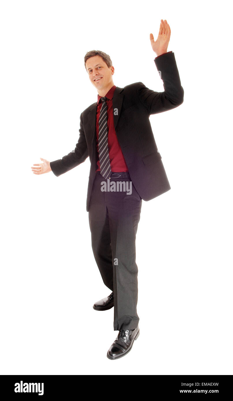 Ein Ganzkörper-Bild von einem tanzenden Mann in Anzug und Krawatte mit seiner erhobenen Armen für weißen Hintergrund isoliert. Stockfoto