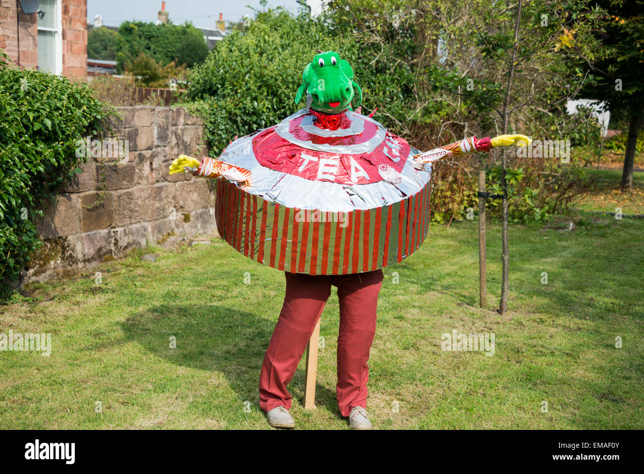 Eine Vogelscheuche in Form von einem Tunnock Teekuchen vor einem Haus, die Teilnahme an der jährlichen Vogelscheuche Dorffest. Stockfoto