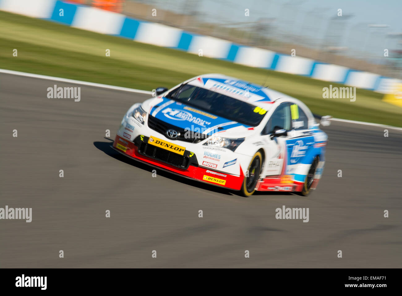 Donington Park, Castle Donington, Vereinigtes Königreich. 18. April 2015. Tom Ingram und Speedworks Motorsport Toyota Avensis fährt während der Dunlop MSA British Touring Car Championship Qualifikation Session in Donington Park. Bildnachweis: Gergo Toth/Alamy Live-Nachrichten Stockfoto