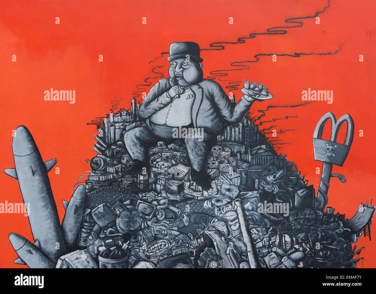 Graffiti: Fett kapitalistischen sitzen auf einem Haufen von corporate Junk. Stockfoto