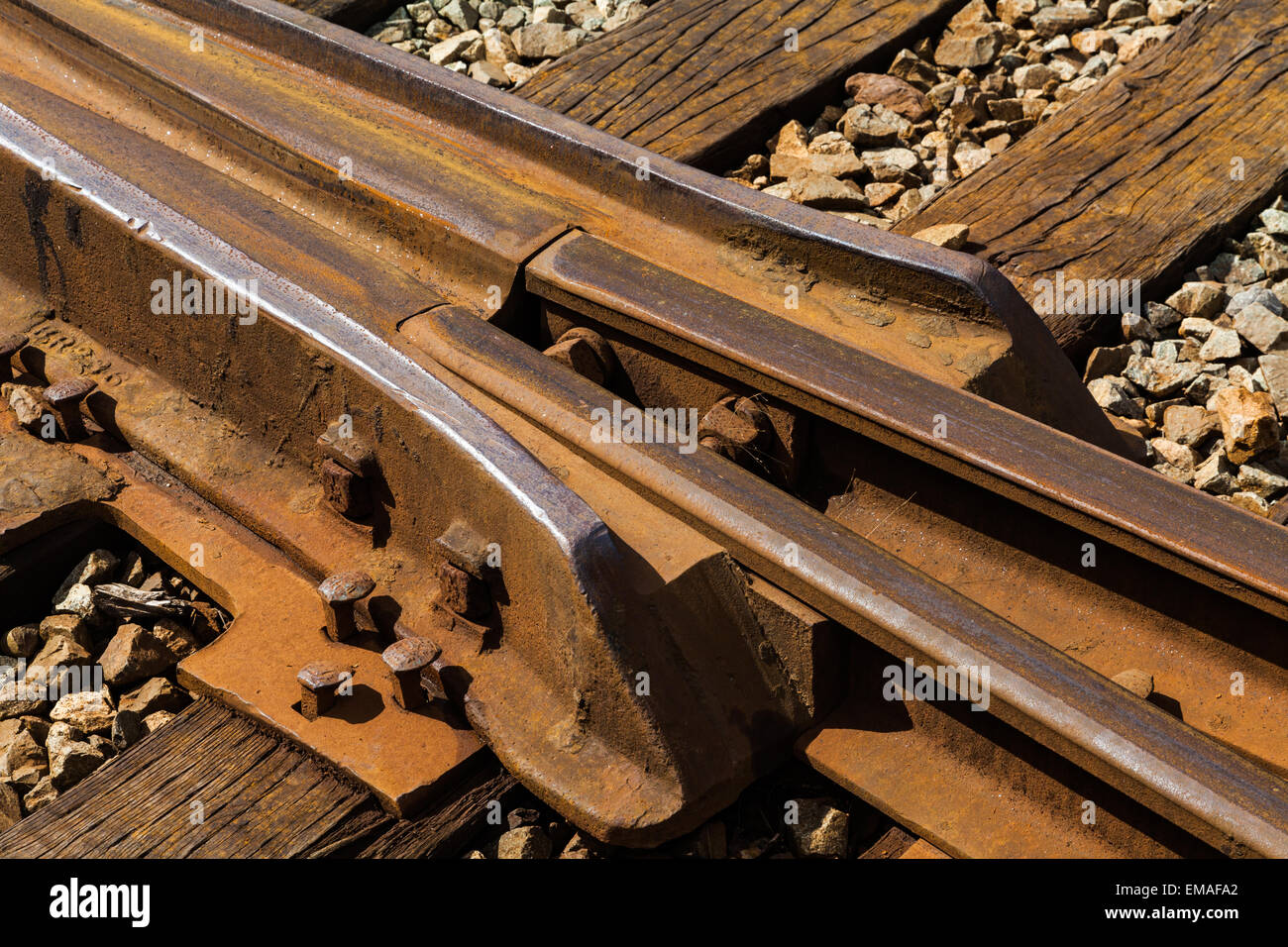 Übergang zwischen zwei sich kreuzenden Gleise Stockfoto