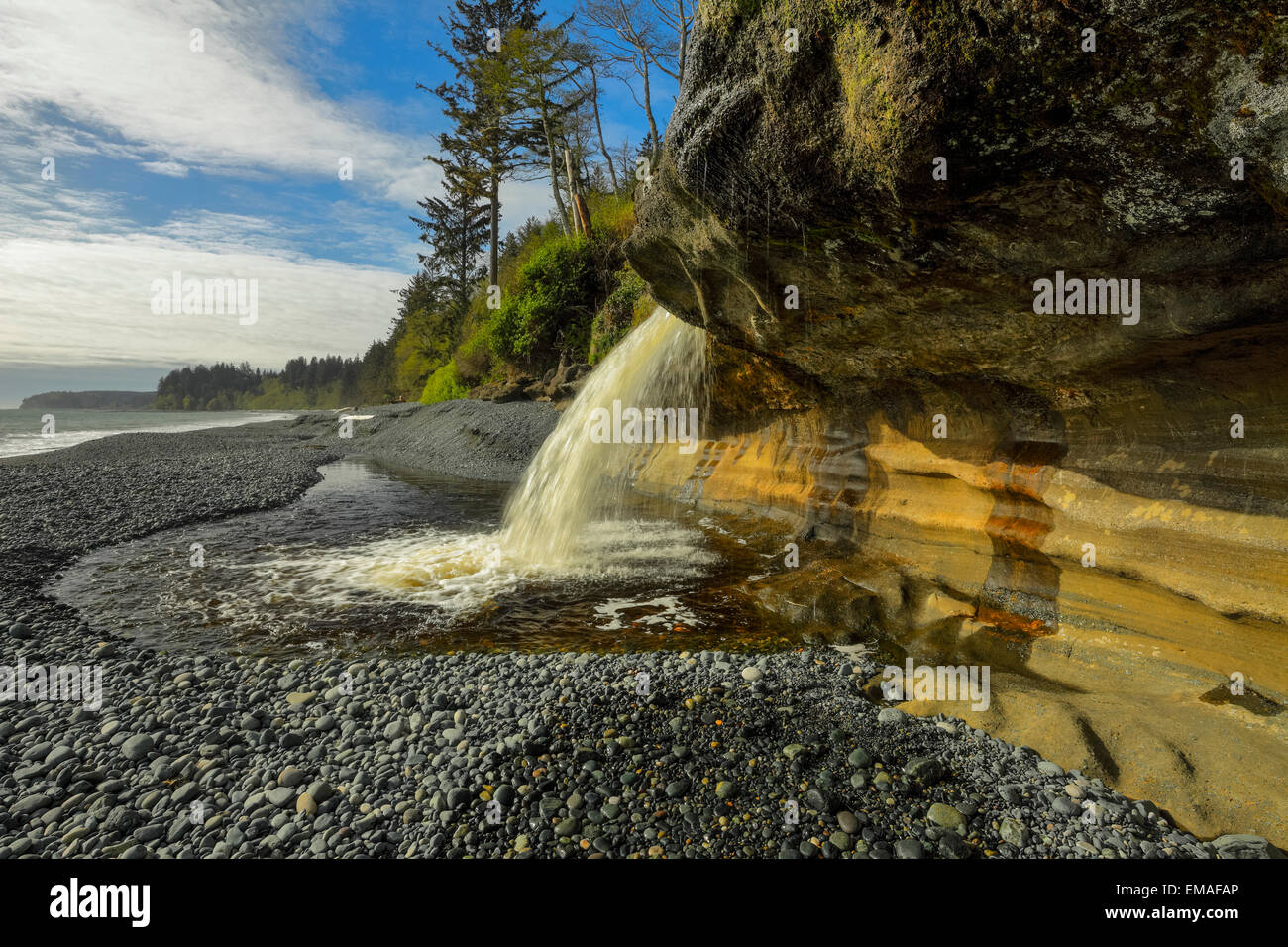 Sandcut Strand-Wasserfall im Frühling Fluss Jordan River, Britisch-Kolumbien, Kanada. Stockfoto