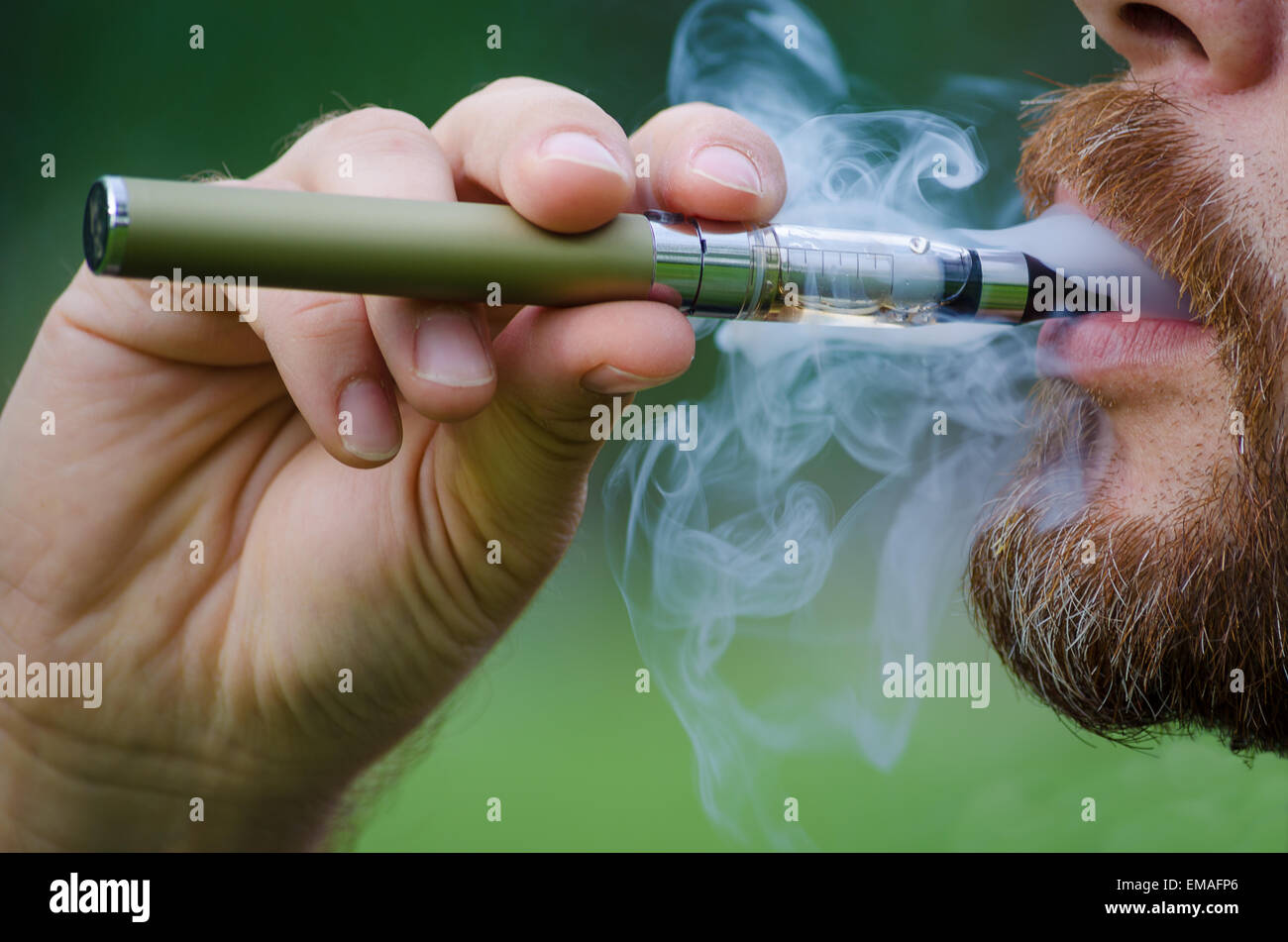 Nahaufnahme von einem Mann Dampfen eine elektronische Zigarette Stockfoto