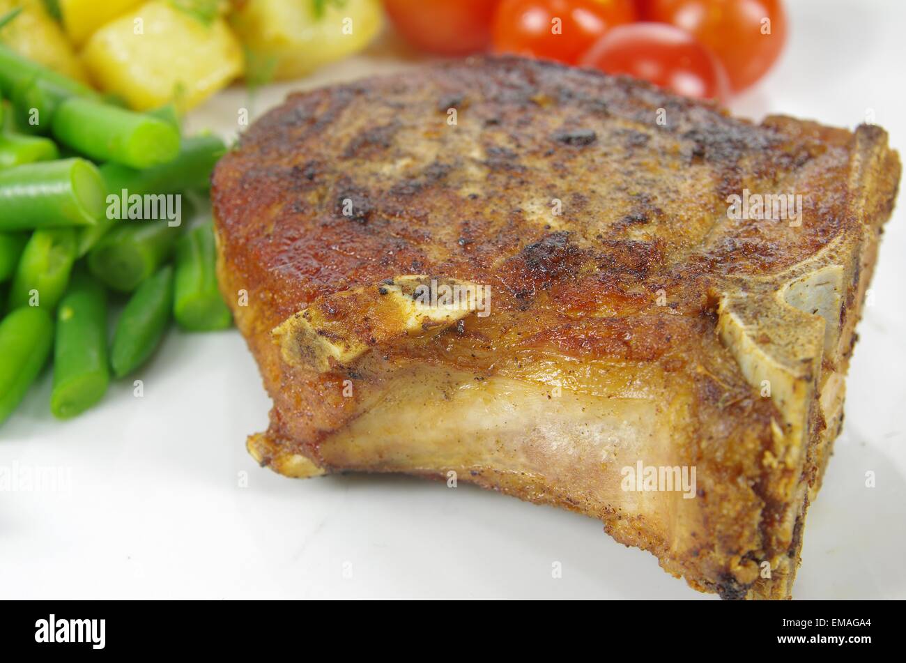 Fleisch vom Grill mit Gemüse auf Platte Stockfoto