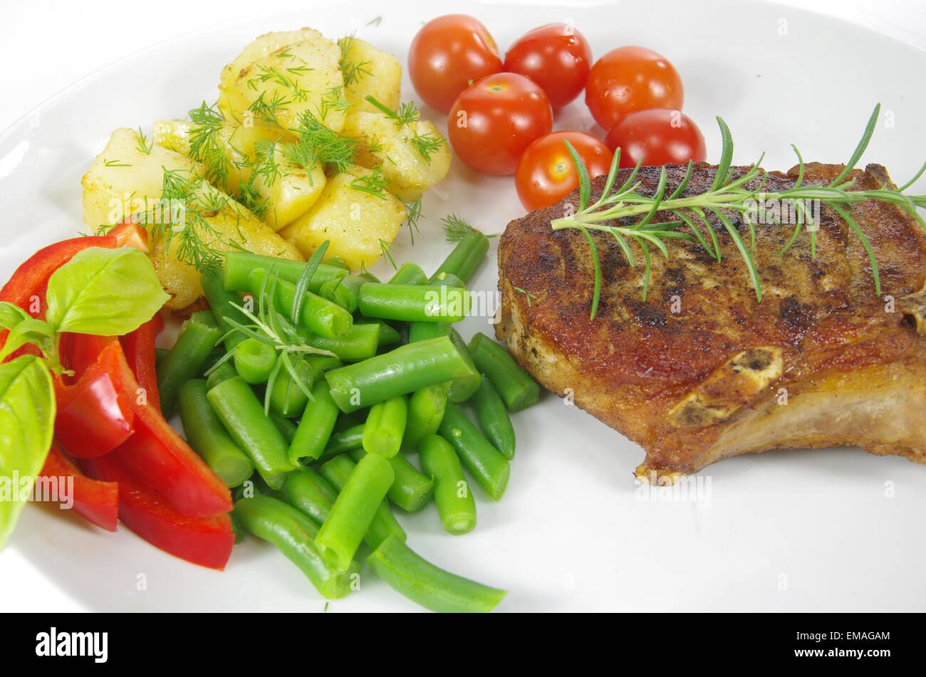 Fleisch vom Grill mit Gemüse auf Platte Stockfoto