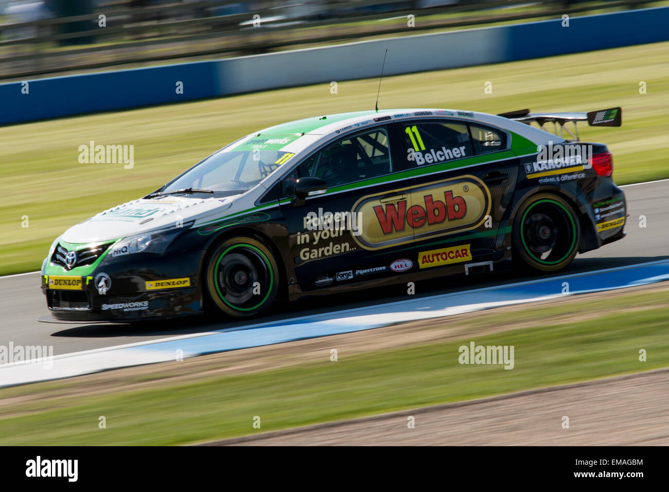 Donington Park, Castle Donington, Vereinigtes Königreich. 18. April 2015. Simon Belcher und handliche Motorsport Toyota Avensis Laufwerke während Dunlop MSA British Touring Car Championship Übungsbeispiel in Donington Park. Bildnachweis: Gergo Toth/Alamy Live-Nachrichten Stockfoto