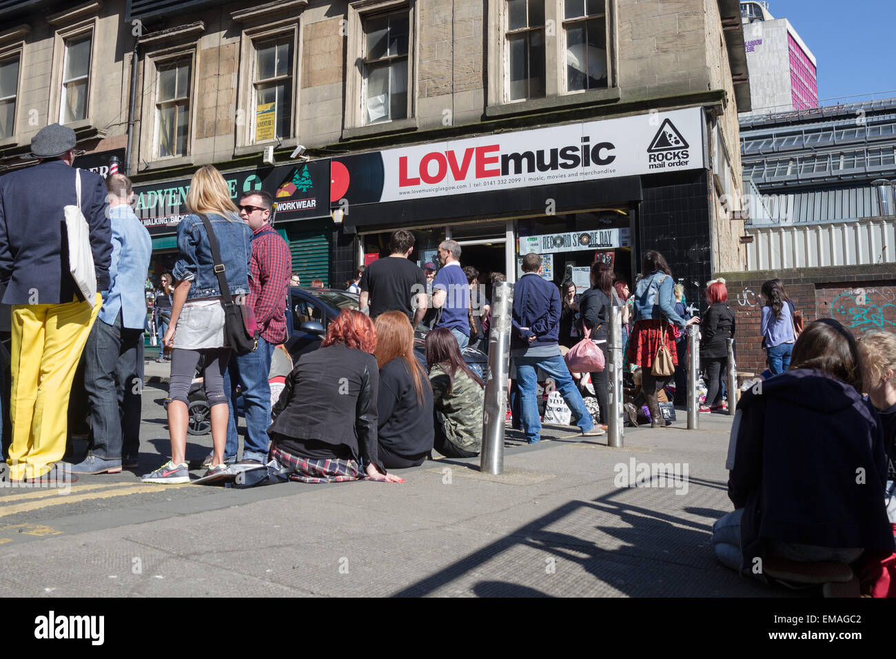 Glasgow, Vereinigtes Königreich. 18. April 2015. Menschenmassen außen Liebesmusik im Zentrum von Glasgow für Record Store Day 2015 Credit: Allan Whyte/Alamy Live News Stockfoto
