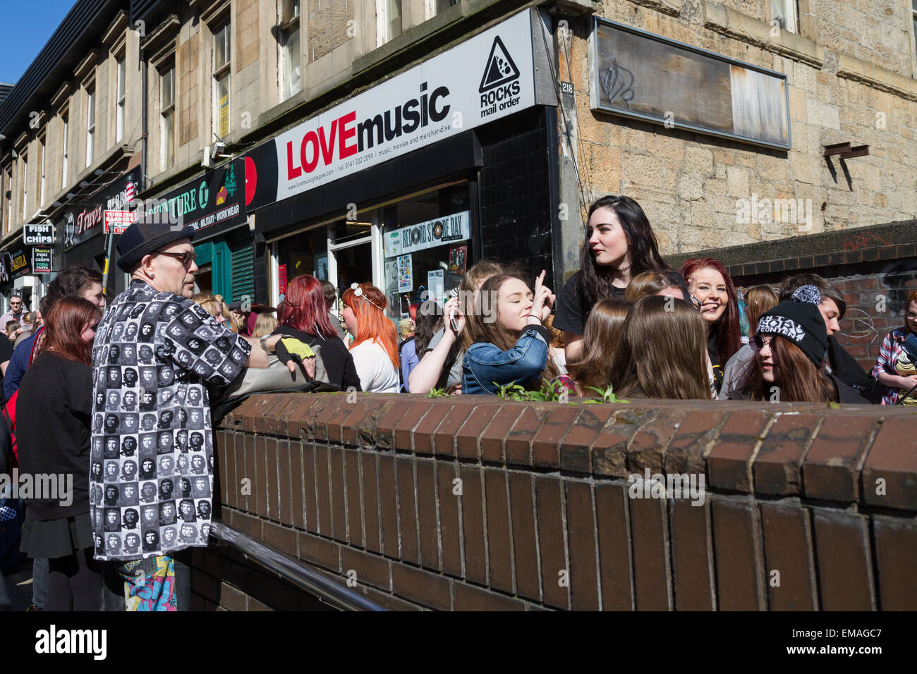 Glasgow, Vereinigtes Königreich. 18. April 2015. Menschenmassen außen Liebesmusik im Zentrum von Glasgow für Record Store Day 2015 Credit: Allan Whyte/Alamy Live News Stockfoto