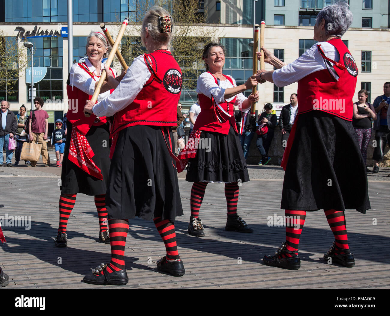 Bristol, UK. 18. April 2015. Morris Tänzer aus ganz Großbritannien hielt ihre jährlichen Tag des Tanzes in Bristol.  Rund 500 Tänzer aus 50 Gruppen, tanzte an verschiedenen Standorten im Laufe des Tages mit einem massierten Tanz im Millennium Square am Ende des Tages.  Bristol, UK. 18. April 2015. Bildnachweis: Redorbital Fotografie/Alamy Live-Nachrichten Stockfoto