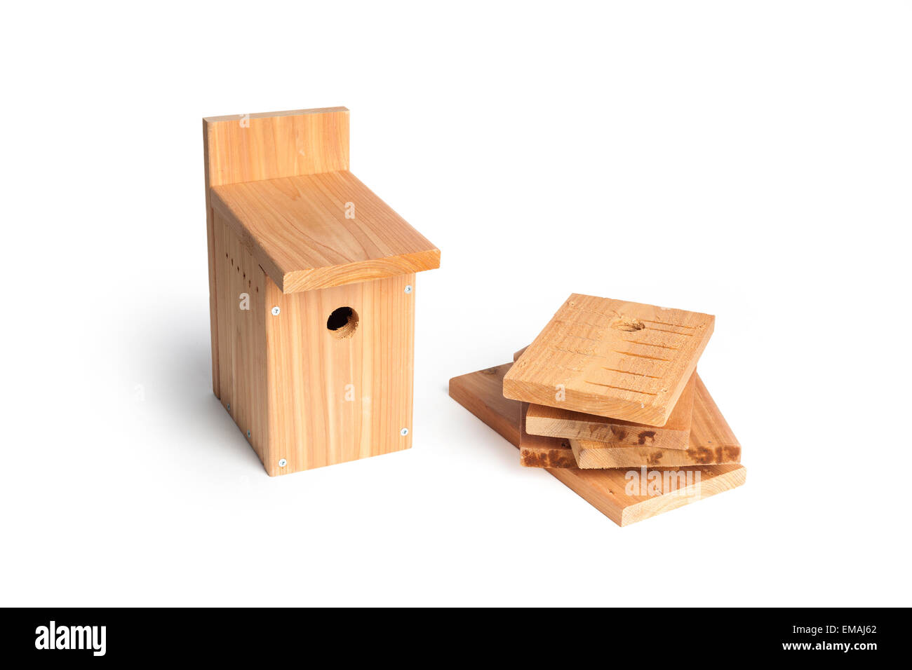 DIY Holz Vogelhaus mit weißem Hintergrund Stockfoto