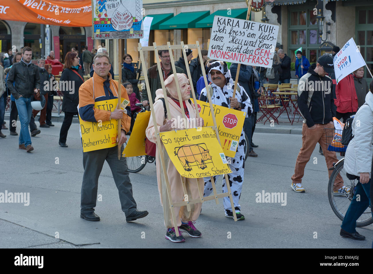 München, Deutschland – 18. April 2015: Demonstranten erweisen sich in Kraft, TTIP Handelsabkommen, die transatlantische Handels- und Investitionspartnerschaft, in München zu protestieren. Stockfoto