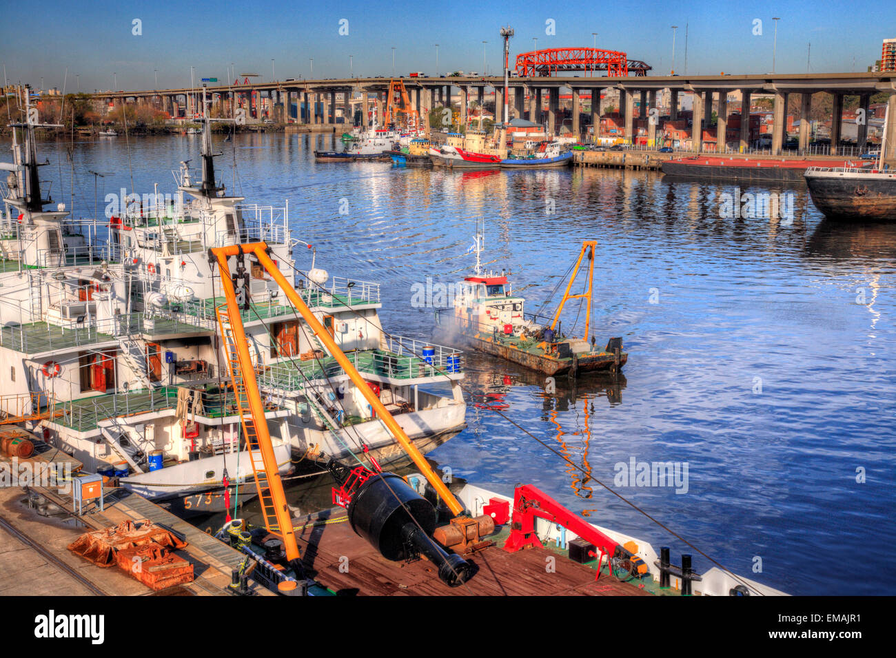 Baggerarbeiten, Schiffe Bebakung und Cargo am Hafen Demarchi Insel, River Plate Küste. Buenos Aires, Argentinien Stockfoto