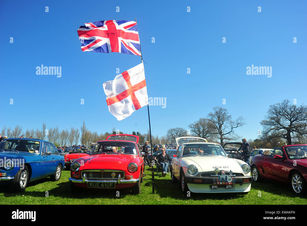 Englisch und Union Jack Flagge bei der 10. stolz von Longbridge Rallye mit Hunderten von Fahrzeugen gerollt, die der Produktionslinie in Longbridge. Die jährliche Veranstaltung ist eine Erinnerung an die Longbridge Fabrikschließungen, geschah im April 2005 und führte zu 6000 Arbeiter ihren Arbeitsplatz zu verlieren. Bildnachweis: Jonny White/Alamy Live-Nachrichten Stockfoto