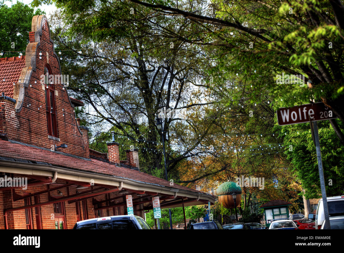 Historic City Market, links, Flanken Eichel Skulptur, Raleigh, North Carolina Stockfoto