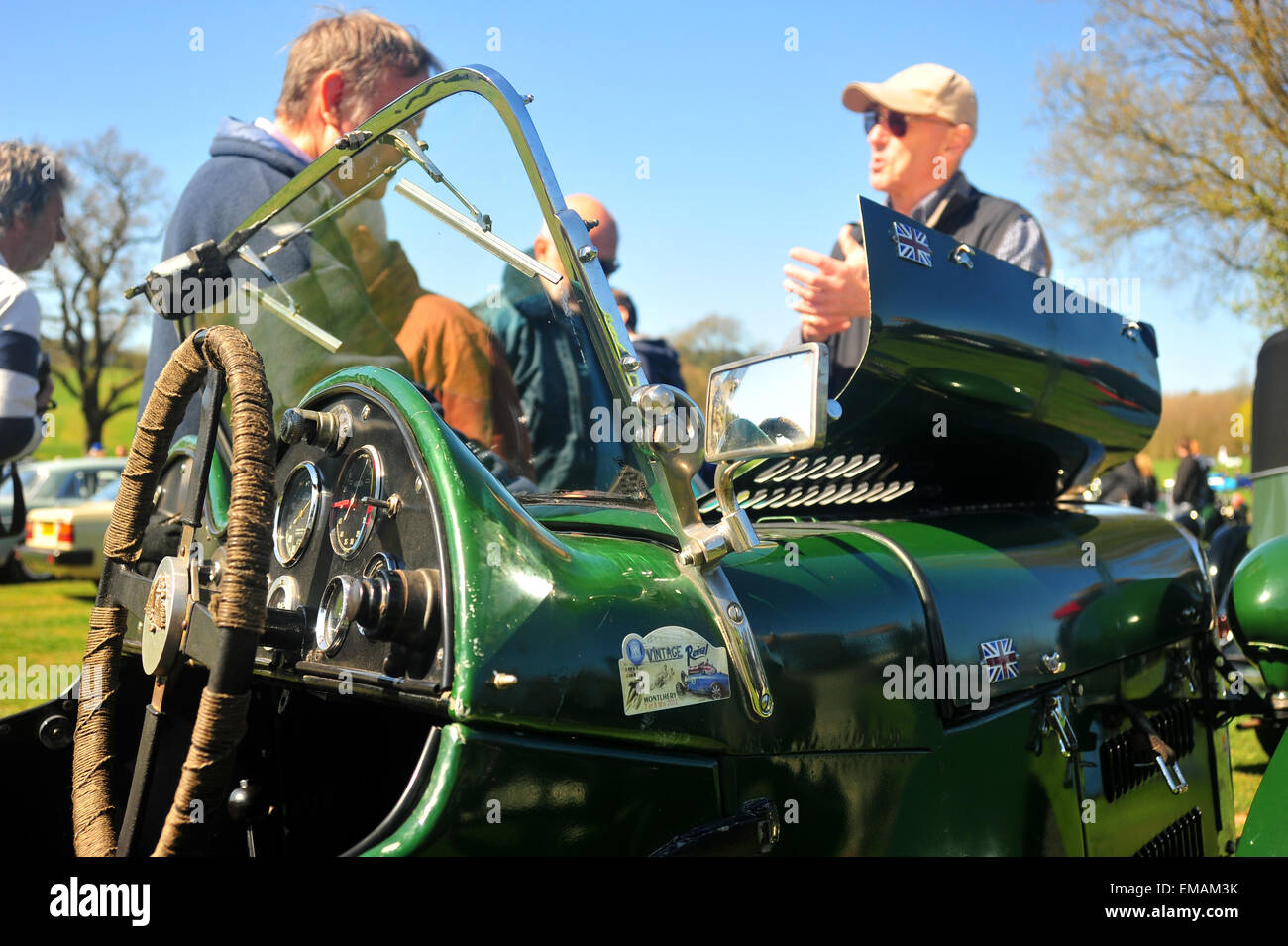 Auto-Enthusiasten versammeln sich um ein Auto bei der 10. stolz von Longbridge Rallye mit Hunderten von Fahrzeugen, die der Produktionslinie in Longbridge rollte. Die jährliche Veranstaltung ist eine Erinnerung an die Longbridge Fabrikschließungen, geschah im April 2005 und führte zu 6000 Arbeiter ihren Arbeitsplatz zu verlieren. Bildnachweis: Jonny White/Alamy Live-Nachrichten Stockfoto