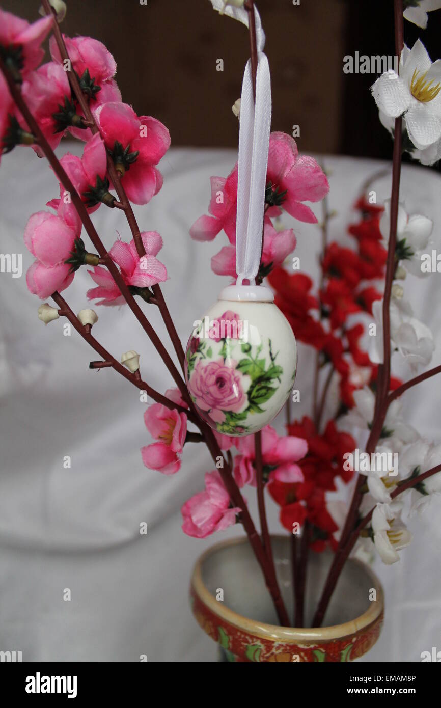 zerbrechlichem Porzellan gemalt schöne Ei hängen Blüte Zweig Dekor auf Ostern Stockfoto