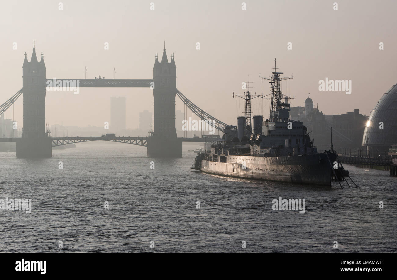 Schweren Smog liegt in der Morgenluft mit östlicher Blick auf die Tower Bridge in London zeigen, Verschmutzung durch Kohlendioxid-Emissionen Stockfoto