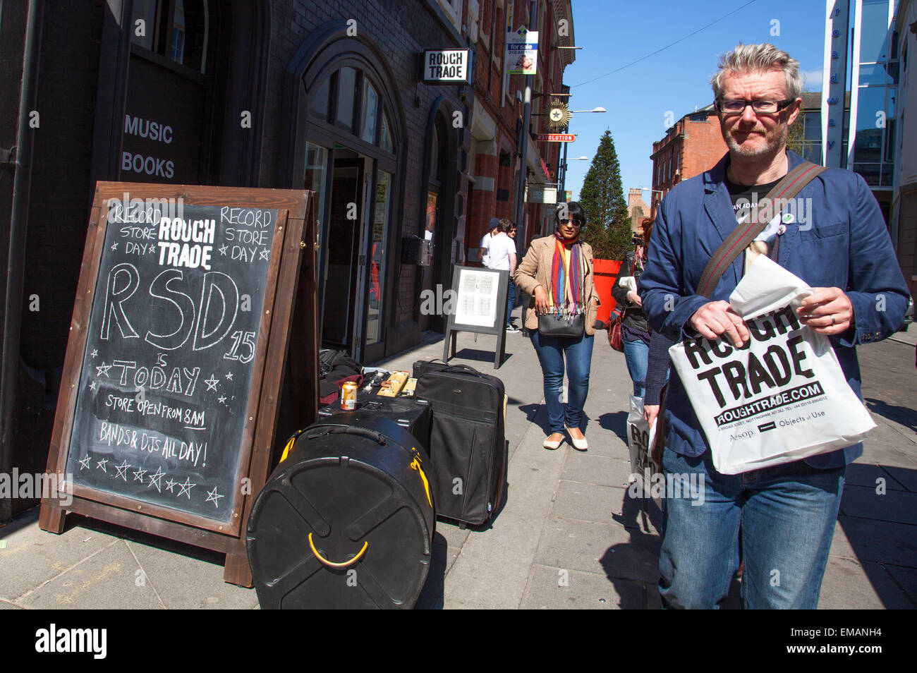 Broad Street, Hockley, Nottingham, Großbritannien 18. April 2015.  Massen außerhalb der Rough Trade Datensatz speichern in der kreativen Viertel Nottingham am 8. jährlichen Datensatz speichern. Dies ist der einzige Tag jedes Jahr, dass unabhängigen Plattenläden und Aufnahmekünstler Musik feiern, limitierte Vinyl und CD-Veröffentlichungen entlang Werbeartikel ausschließlich für diesen Tag gemacht werden und Künstler rund um den Globus besondere Auftritte und Aufführungen machen. Bildnachweis: Mark Richardson/Alamy Live-Nachrichten Stockfoto