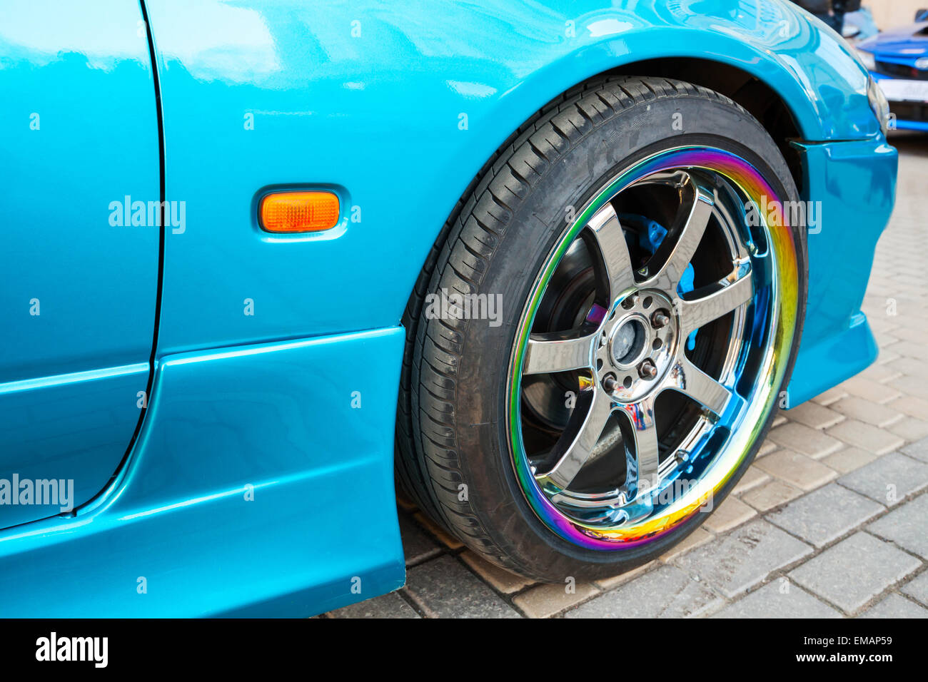 Moderne blau sport Auto Fragment, Rad auf bunten metallische Scheibe, Nahaufnahme Foto mit Tiefenschärfe und flachen DOF Stockfoto