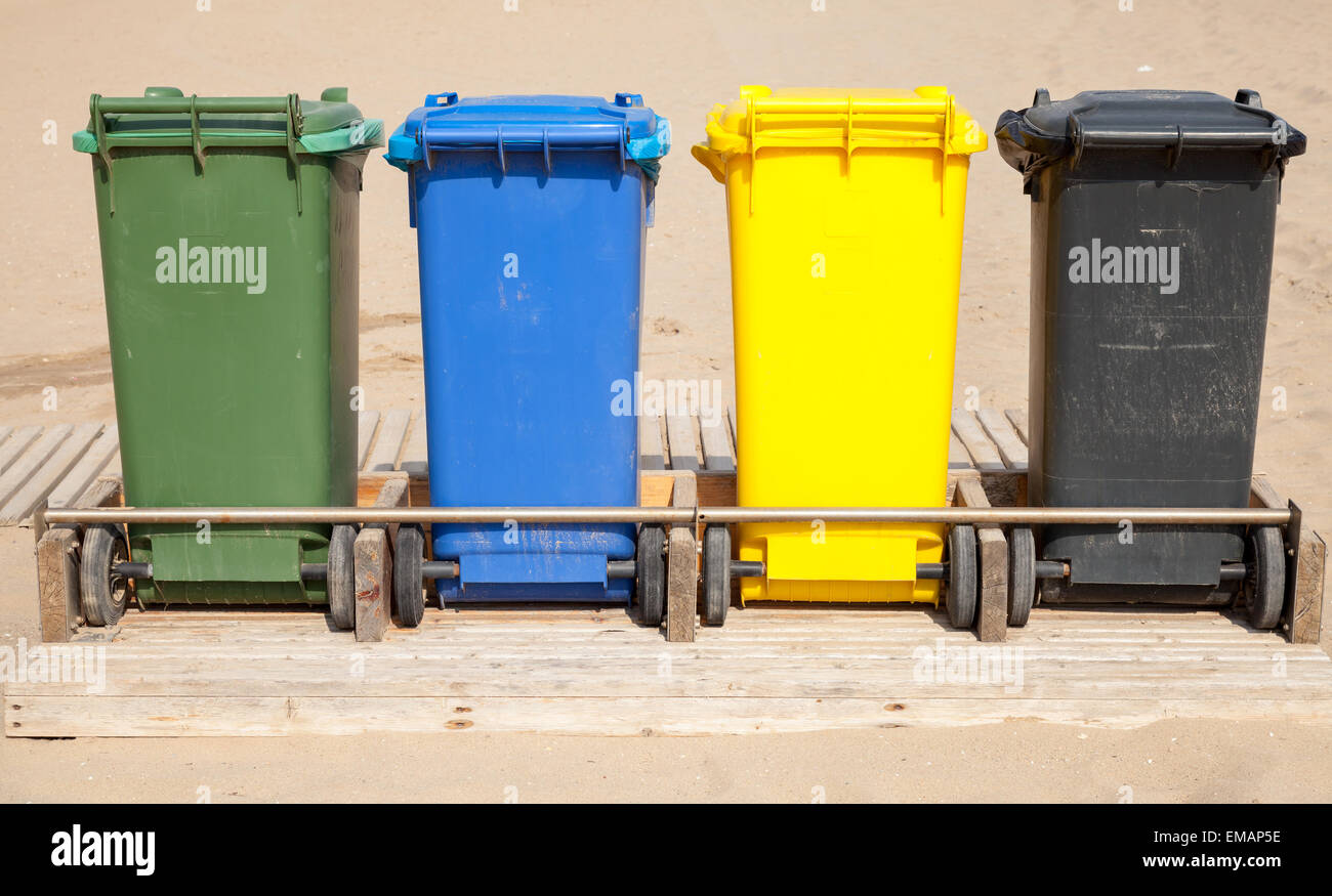 Bunte Kunststoff-Behälter in Folge für die separate Garbagecollection, Vorderansicht Stockfoto