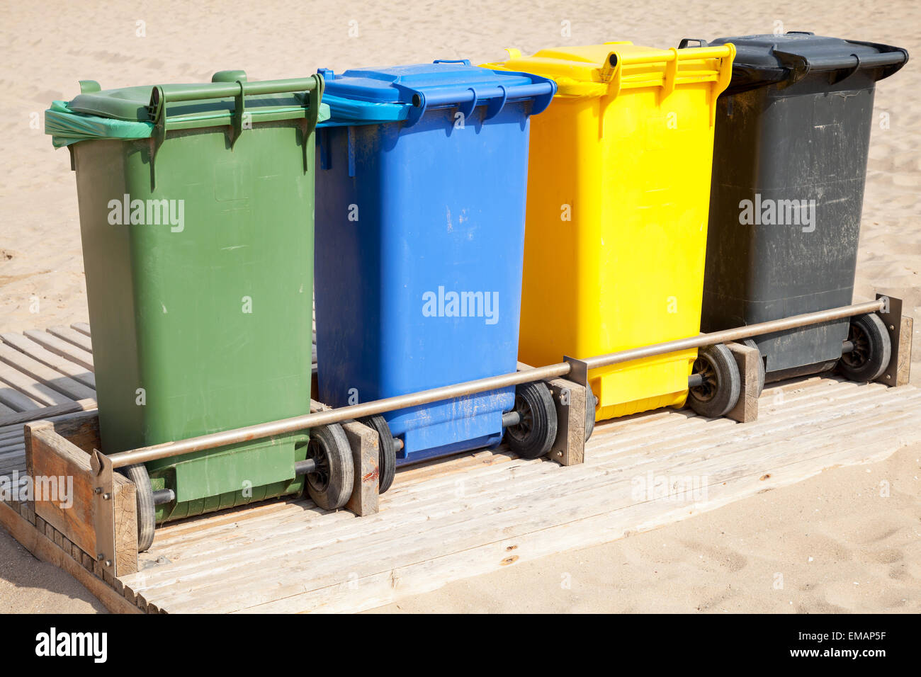Bunte Kunststoff-Behälter in Folge für die separate Garbagecollection Stockfoto