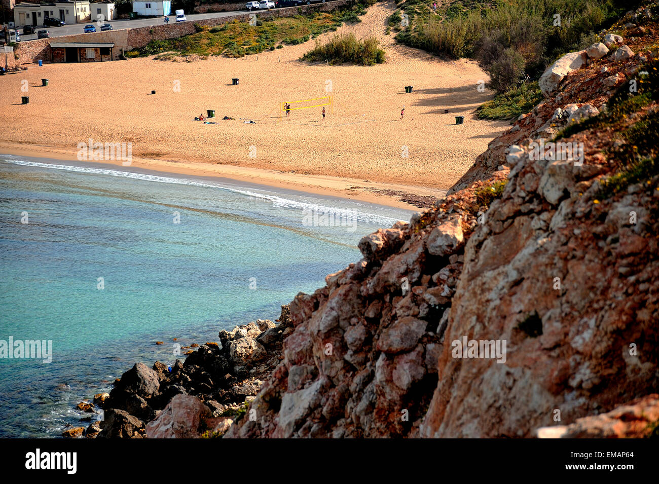 Ein Volleyball-Spiel an einem Sandstrand in der Nähe von Radisson 5-Sterne-Resort. Malta, Golden Bay. Stockfoto