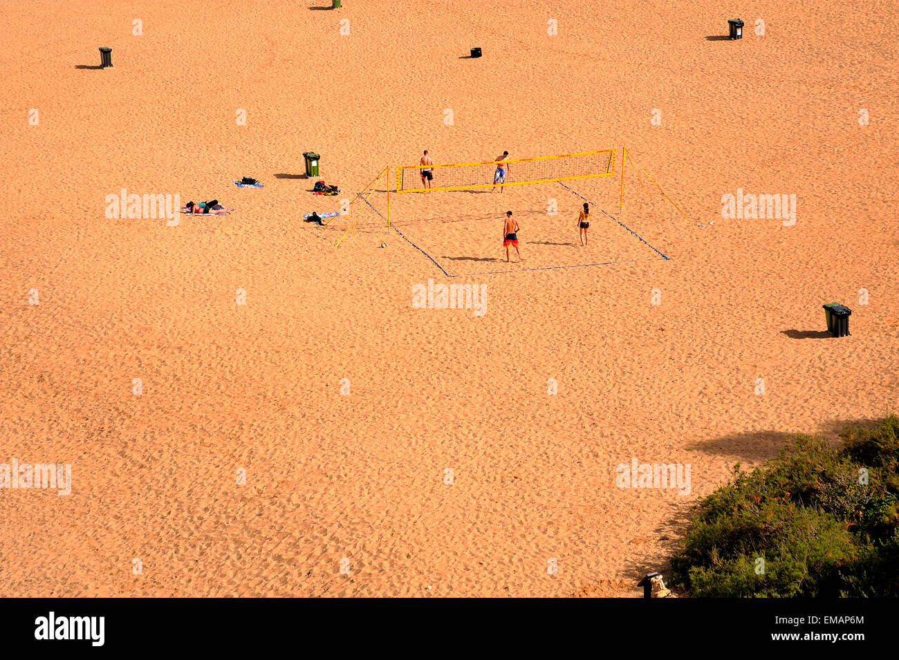 Ein Volleyball-Spiel an einem Sandstrand in der Nähe von Radisson 5-Sterne-Resort. Malta, Golden Bay. Stockfoto