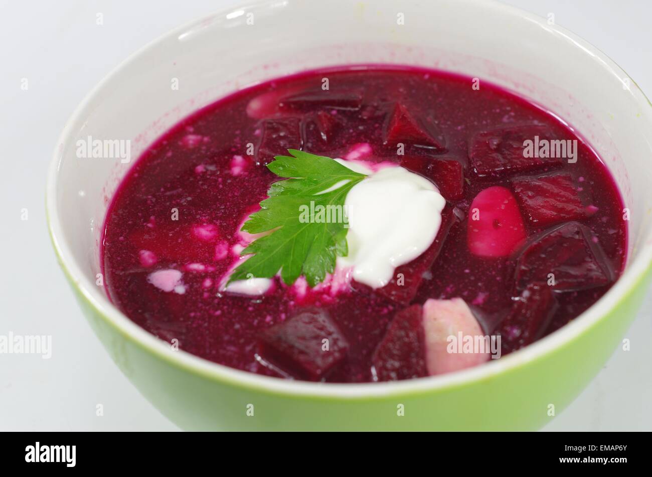 appetitlich heiße rote Bete Suppe mit Petersilie Stockfoto