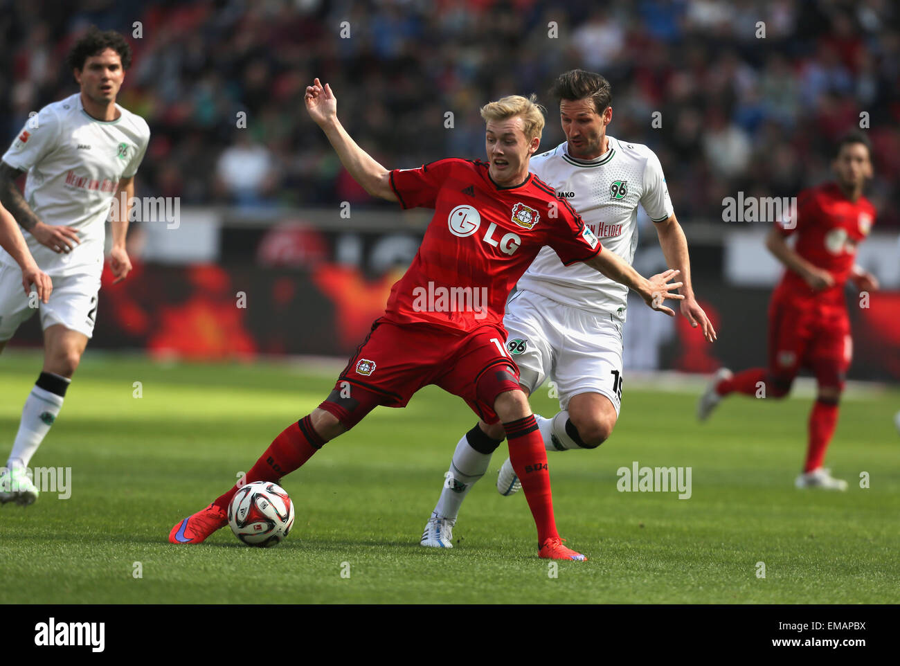 Leverkusen, Deutschland, 18. April 2015, Sport, Fußball, Bundesliga, Spieltag 29, Bayer 04 Leverkusen Vs Hannover 96: Julian Brandt (Leverkusen, L) befasst sich Christian Schulz (Hannover). Bildnachweis: Jürgen Schwarz/Alamy Live-Nachrichten Stockfoto