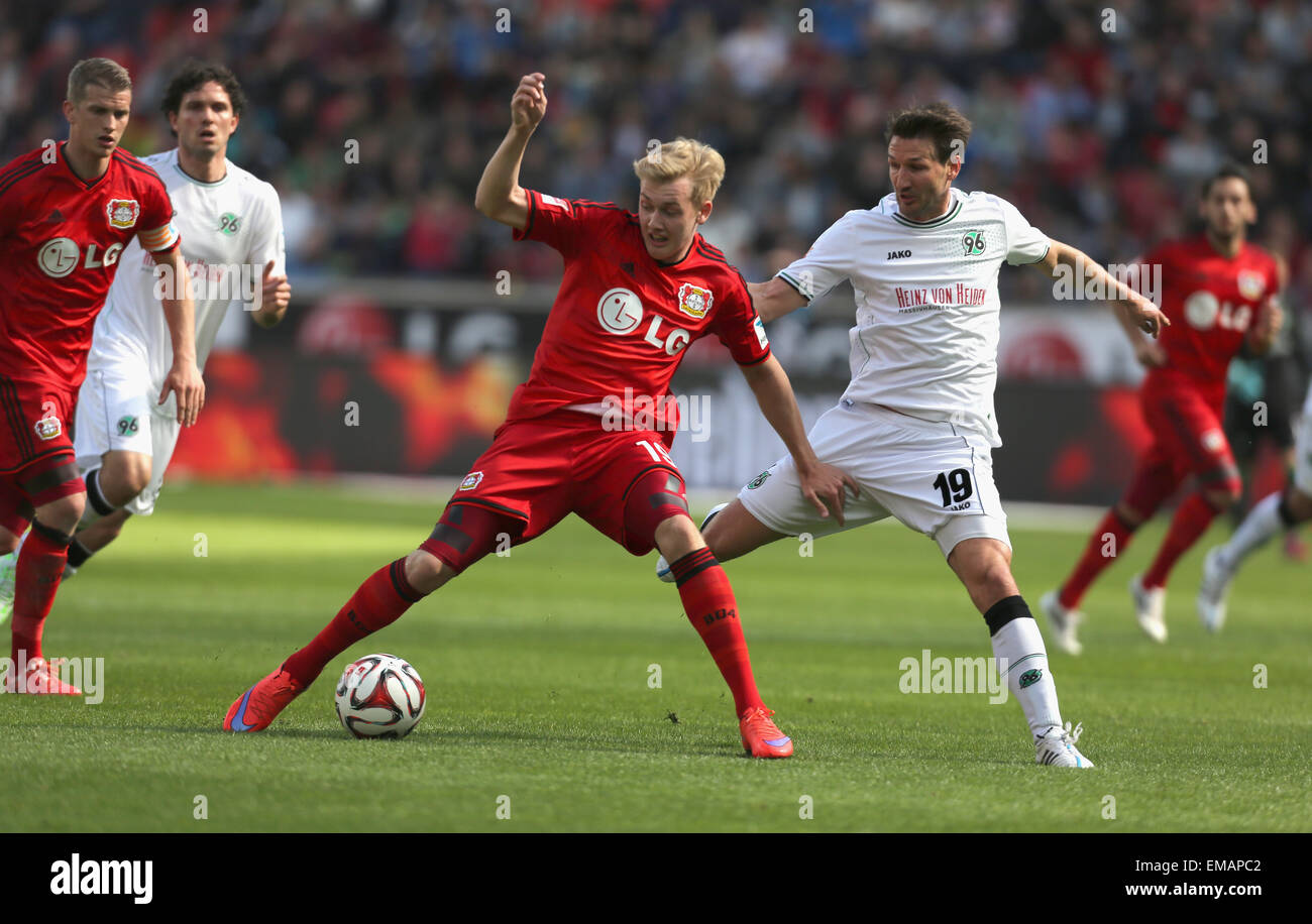 Leverkusen, Deutschland, 18. April 2015, Sport, Fußball, Bundesliga, Spieltag 29, Bayer 04 Leverkusen Vs Hannover 96: Julian Brandt (Leverkusen, L) befasst sich Christian Schulz (Hannover). Bildnachweis: Jürgen Schwarz/Alamy Live-Nachrichten Stockfoto