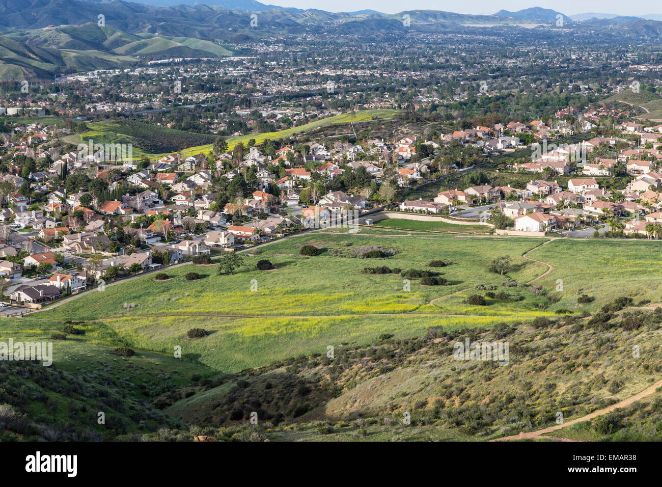 Frühlings-Blick ins Grüne von suburban Simi Valley in der Nähe von Los Angeles in Südkalifornien. Stockfoto