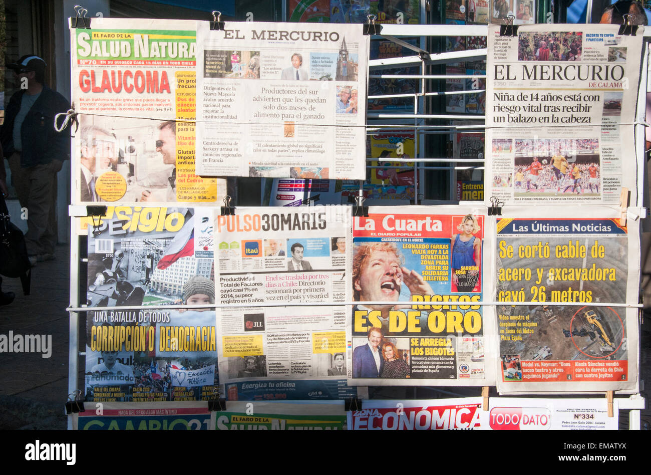 Spanische Zeitungen zum Verkauf in Calama, einer Bergbaustadt im Norden Chiles Stockfoto