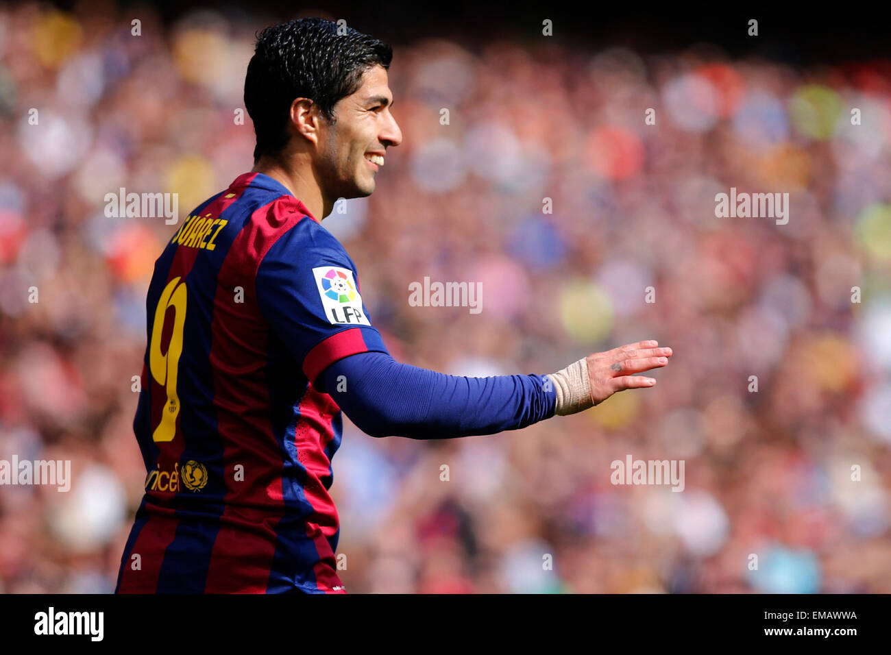 Barcelona, Spanien. 18. April 2015. Barcelonas Luis Suarez reagiert während der spanischen ersten Liga-Spiel gegen Valencia in Barcelona, Spanien, 18. April 2015. © Pau Barrena/Xinhua/Alamy Live-Nachrichten Stockfoto