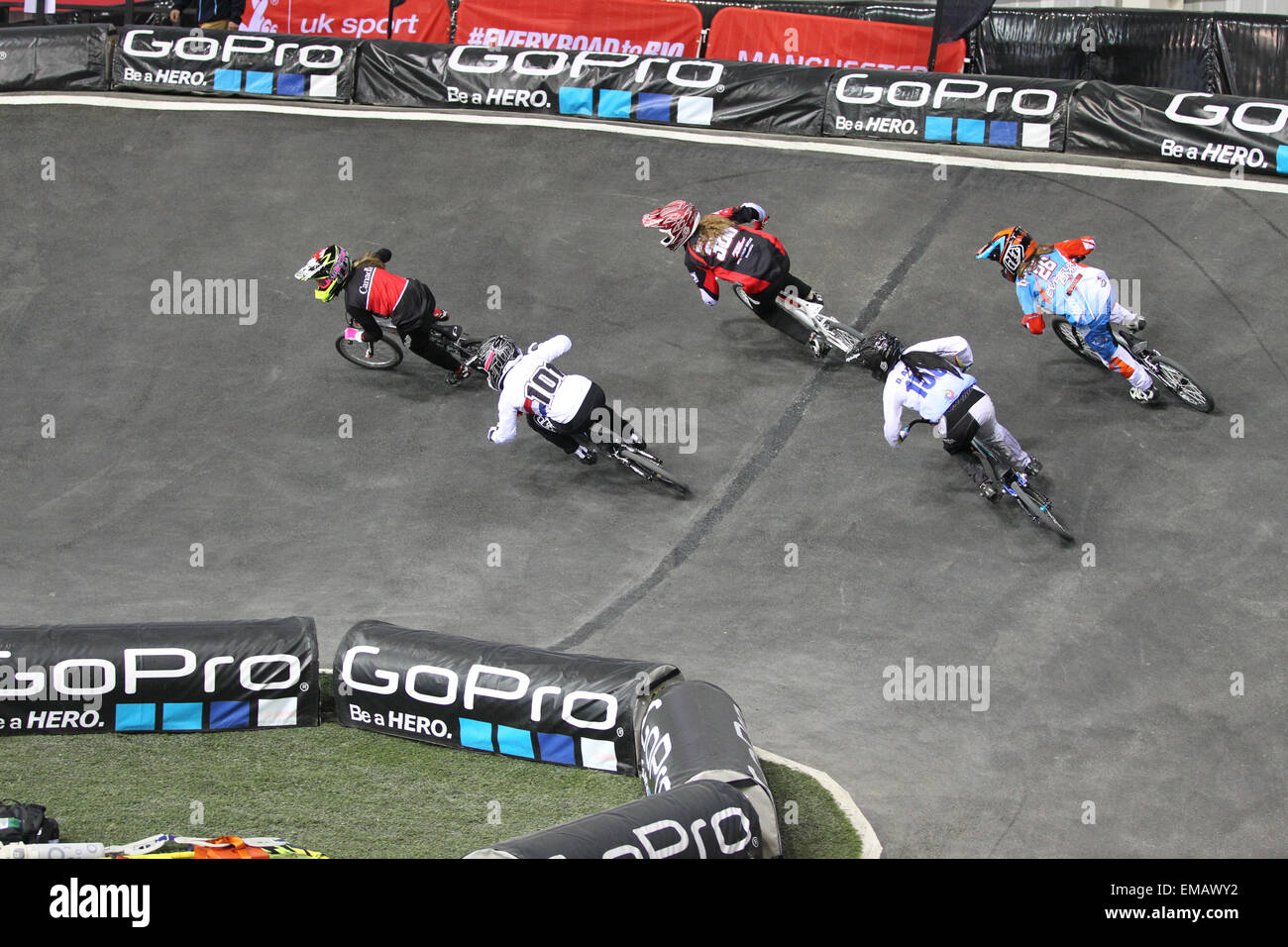 Manchester, UK, Samstag, 18. April 2015. Die nationalen Radsport Mitte bewirtet die UCI BMX Supercross World Cup. Der Brite Charlotte GREEN (101) in die erste Berme (Ecke). Bildnachweis: Michael Buddle/Alamy Live-Nachrichten Stockfoto