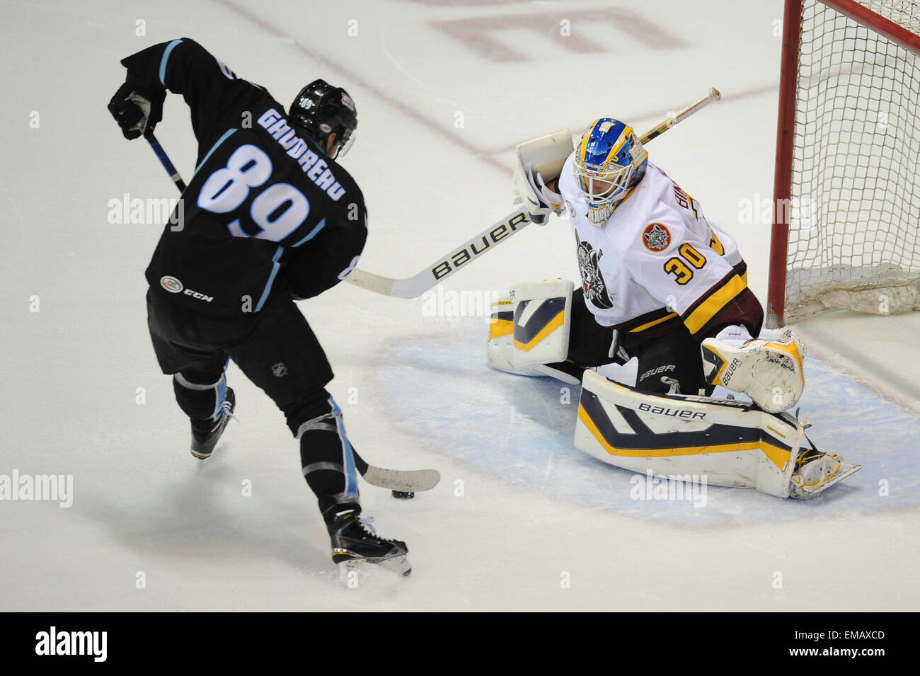 Rosemont, Illinois, USA. 18. April 2015. Milwaukee Admirals Frederick Gaudreau (89) bereitet einen Schuss vor Chicago Wolves Jordan Binnington (30) in der American Hockey League-Spiel zwischen den Milwaukee Admirals und die Chicago Wolves in der Allstate Arena in Rosemont, Illinois. Patrick Gorski/CSM/Alamy Live-Nachrichten Stockfoto