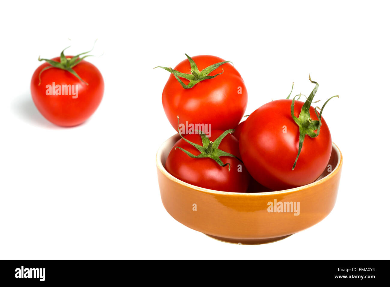 Frische Tomaten in eine braune Schale isoliert auf weißem Hintergrund Stockfoto