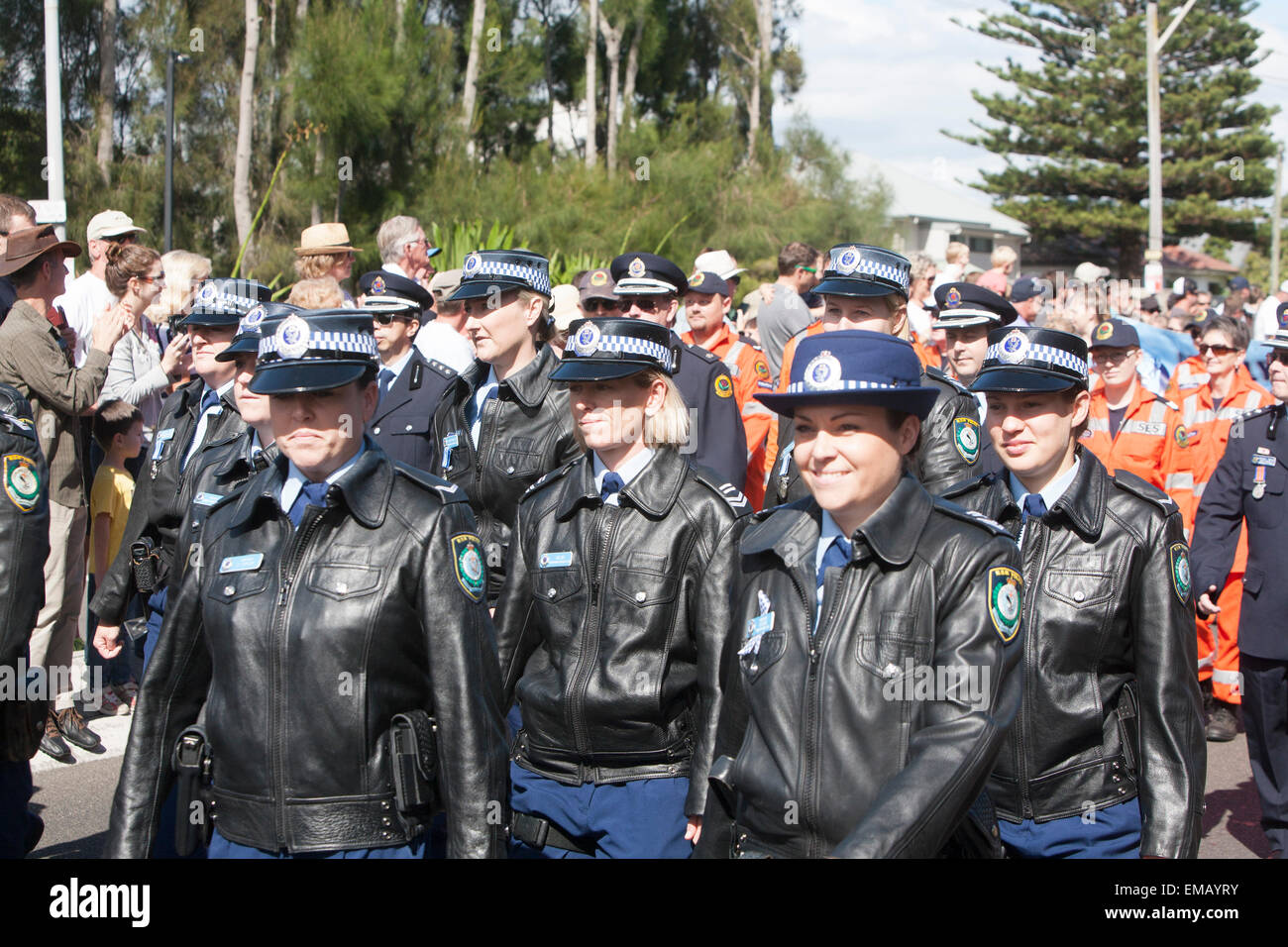 Sydney, Australien. 19.. April 2015. ANZAC-Gedenkfeier und 100-jähriges Jubiläum marsch entlang der pittwater Road Warriewood Sydney Australien, um 100 Jahre ANZAC zu feiern. Im Bild NSW-Polizeibeamte marschieren in Kappen und schwarzer Lederjacke Polizeiuniform Credit: martin Berry/Alamy Live News Stockfoto