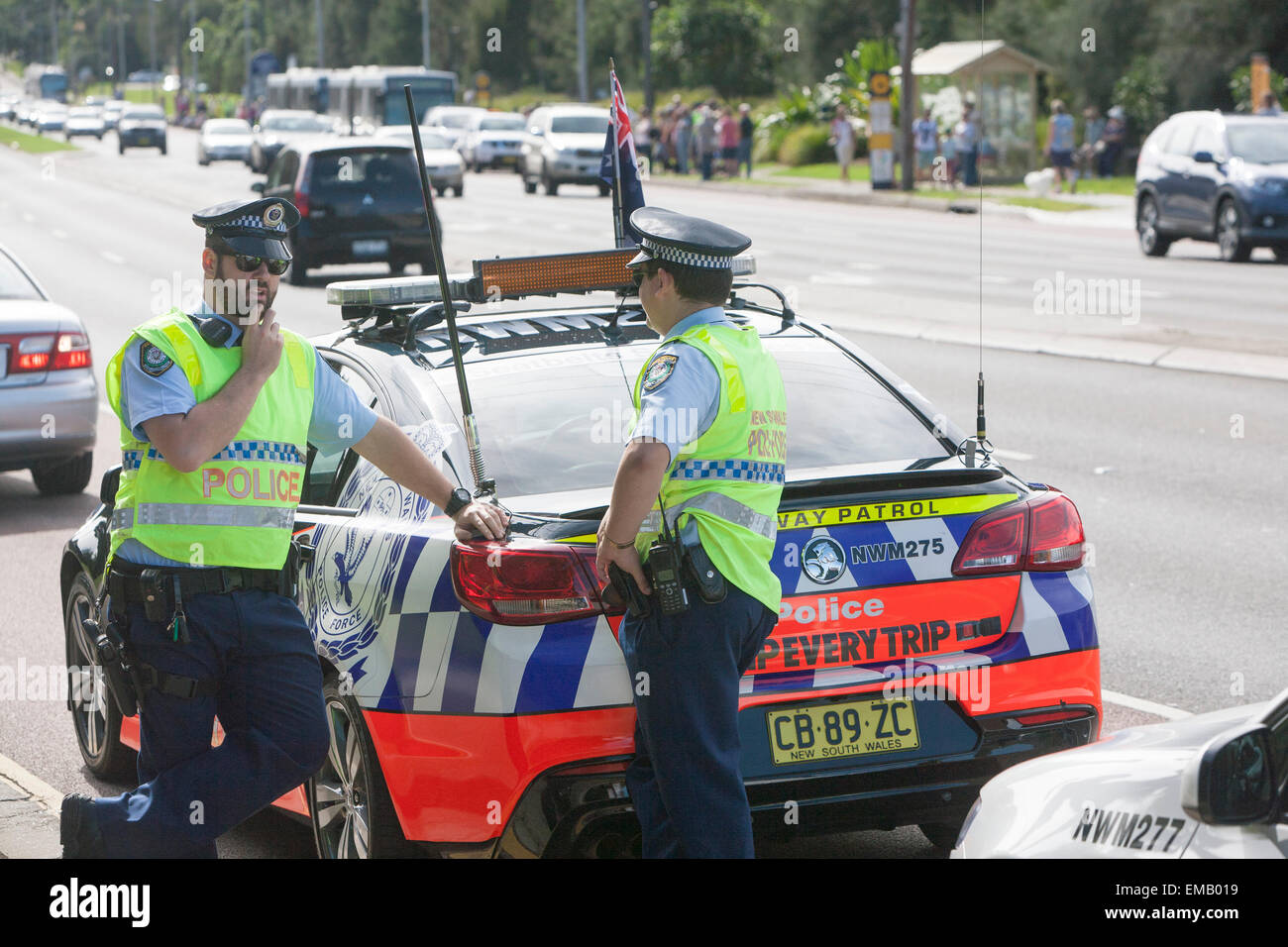 Sydney, Australien. April 2015. ANZAC-gedenkmarsch und hundertjähriger marsch entlang der pittwater Road Warriewood, um 100 Jahre ANZAC zu feiern, Sydney Polizisten mit Polizeiautos überwachen Aktivitäten, ( australische und neuseeländische Armee-Korps) alamy Live News Credit: martin Beere/Alamy Live News Stockfoto