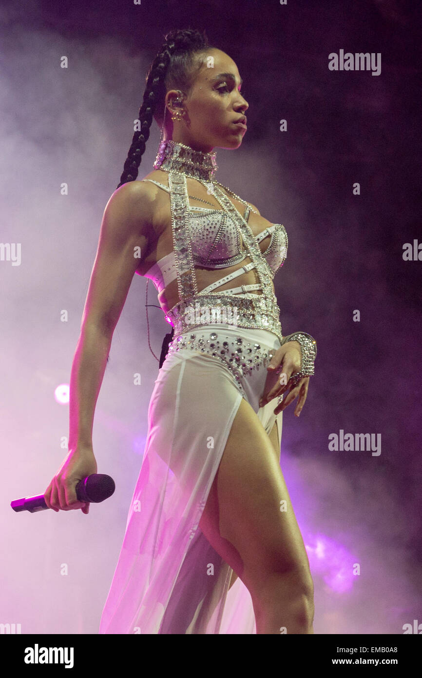 Indio, Kalifornien, USA. 18. April 2015. Sängerin FKA Zweigen tritt während der drei Tage des Coachella Music and Arts Festival im Empire Polo Club in Indio, Kalifornien Credit: Daniel DeSlover/ZUMA Draht/Alamy Live News Stockfoto