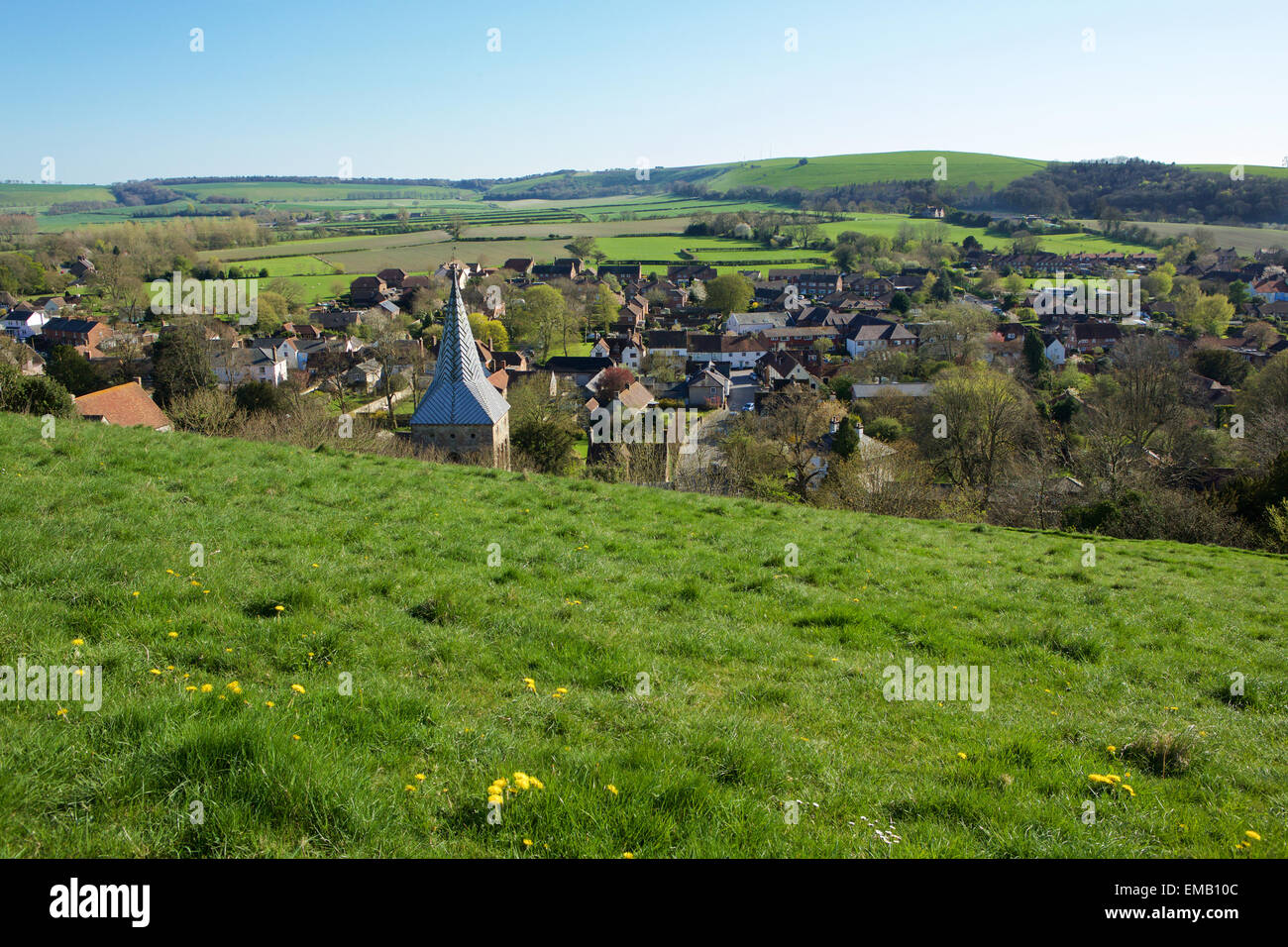 Blick auf East Meon vom Hügel hinter der Kirche. Vogelperspektive auf das Dorf und Land jenseits abgeschossen auf der Suche. Stockfoto