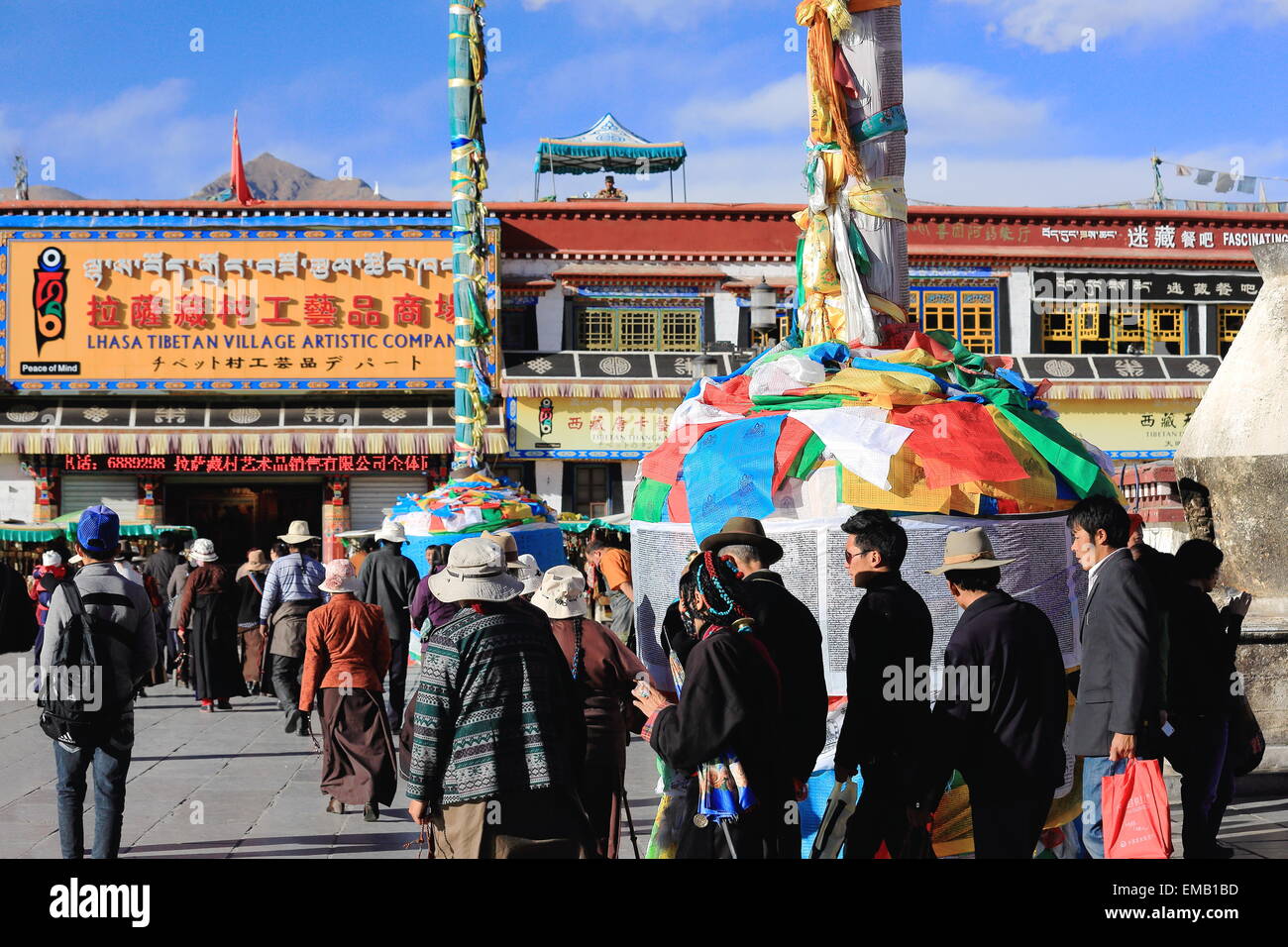 LHASA, TIBET, CHINA-Oktober 19: Tibetisch-buddhistischen Anhänger tun die Kora-im Uhrzeigersinn Umrundung um Jokhang Tempel-Lhasa-Tib Stockfoto