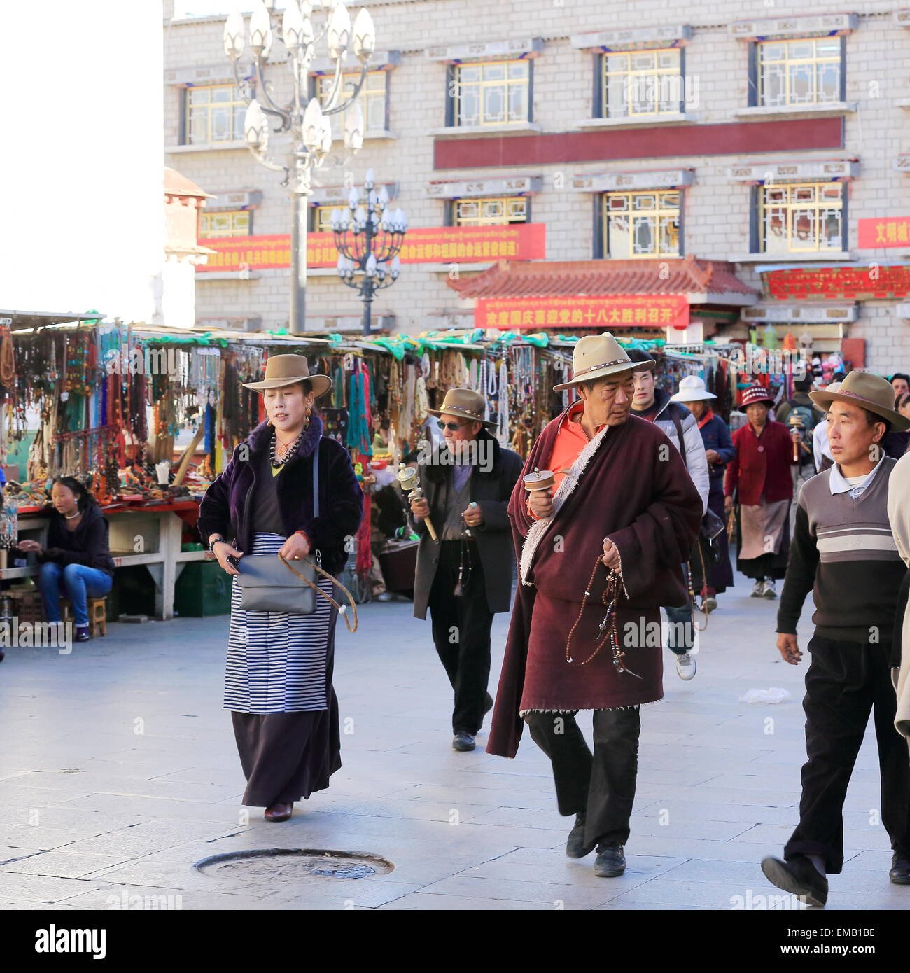 LHASA, TIBET, CHINA - 19. Oktober: Tibetisch-buddhistischen Anhänger tun die Kora-Umrundung um den Jokhang Tempel-Lhasa-Tibet. Stockfoto