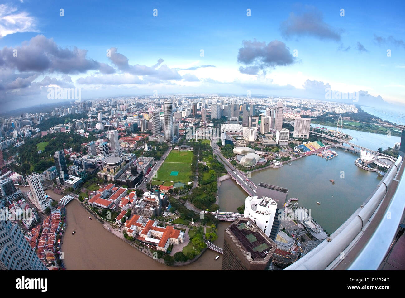 Singapur, 13. Februar - Weitwinkel Luftaufnahme von Singapur Skyline der Stadt einschließlich der Singapore Flyer und das Esplanade theatr Stockfoto