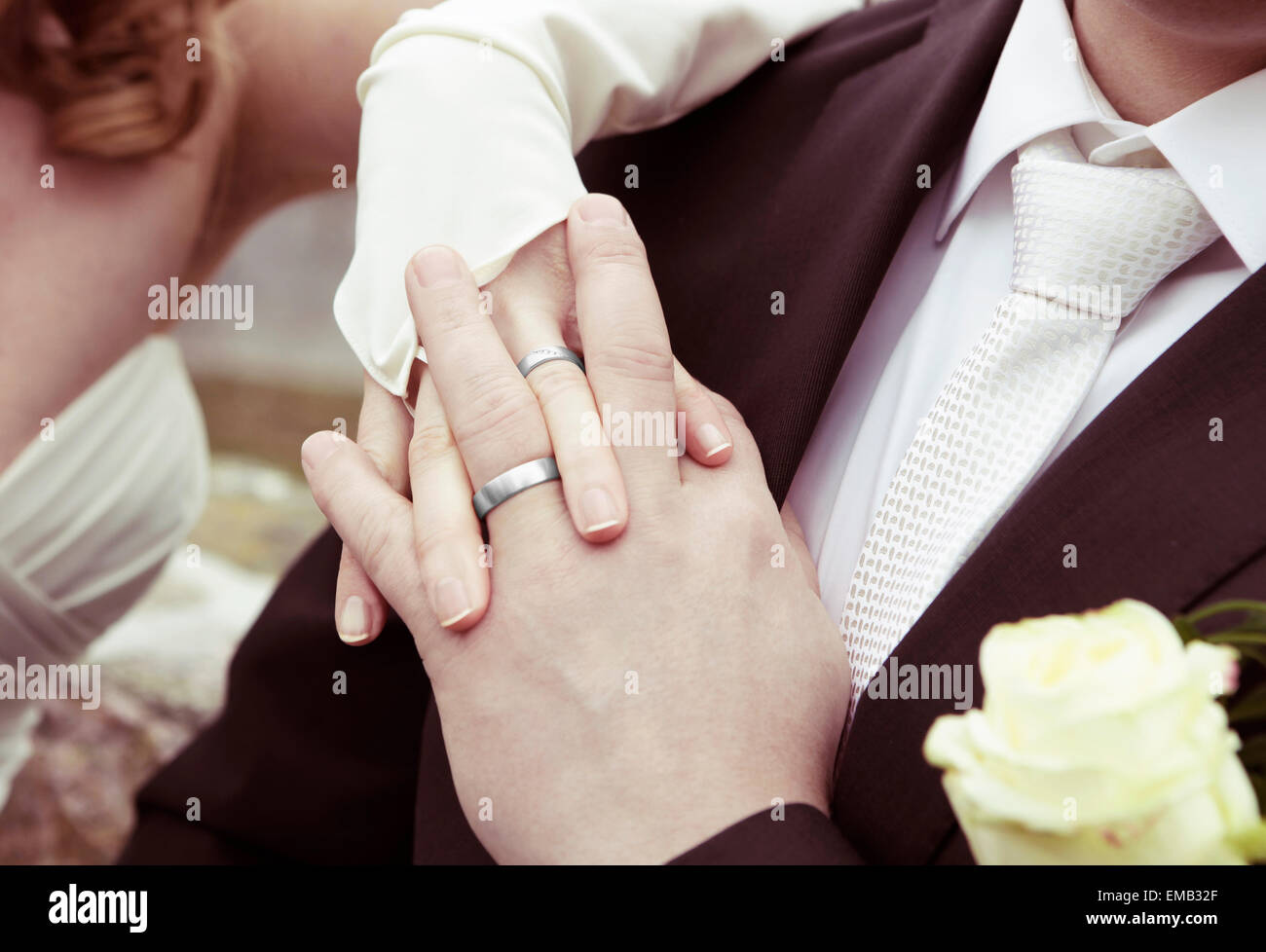 Braut und Bräutigam ihre silberne Hochzeit Ringe, kein Gesicht zeigen Stockfoto