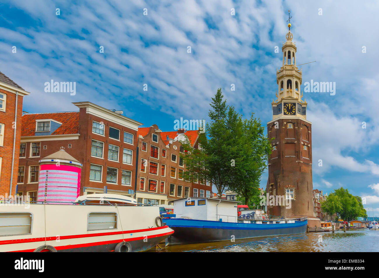Amsterdam Canal und Turm Montelbaanstoren Holland Stockfoto