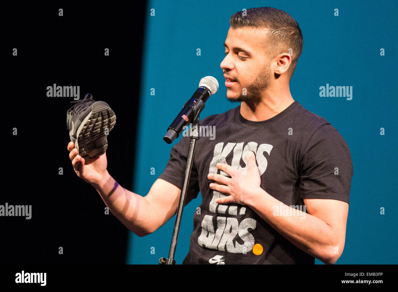 Braunschweig, Deutschland. 18. April 2015. Sami El-Ali führt auf der Bühne während der muslimischen Poetry Slam "iSlam" in Braunschweig, Deutschland, 18. April 2015. Der Poetry Slam ist Teil der 4. Auflage der Themenwoche "Interkultur", veranstaltet von dem Staatstheater in Braunschweig. Foto: Florian Kleinschmidt/Dpa/Alamy Live News Stockfoto