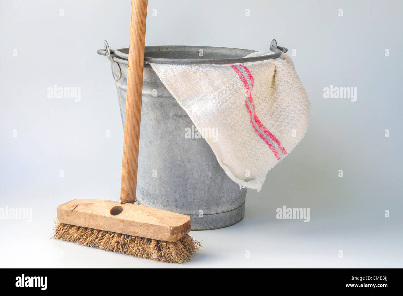 Zink-Eimer mit Wischtuch und Bodenbürste Stockfoto