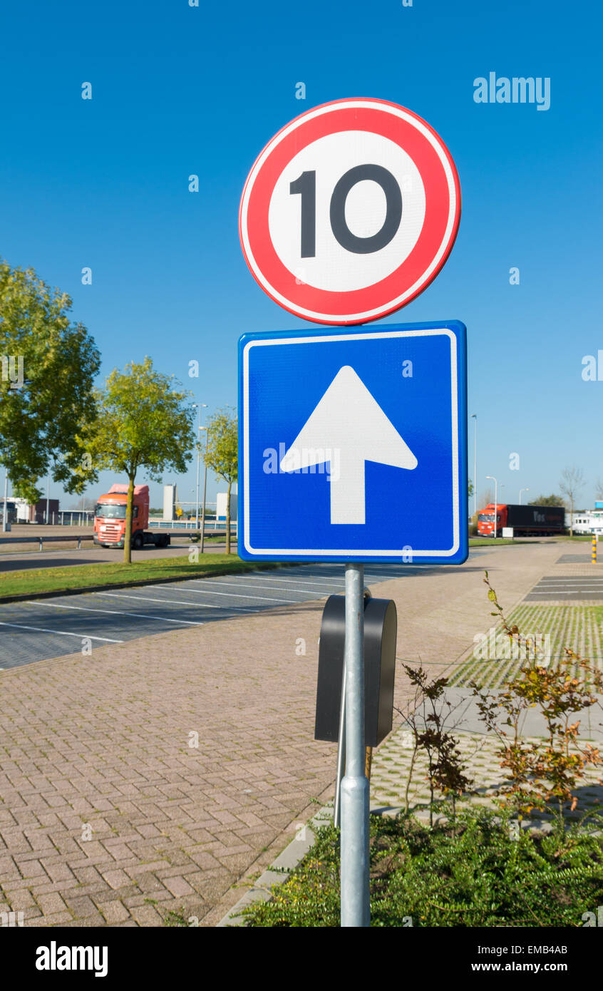 10 km/h Höchstgeschwindigkeit Verkehrszeichen Stockfotografie - Alamy